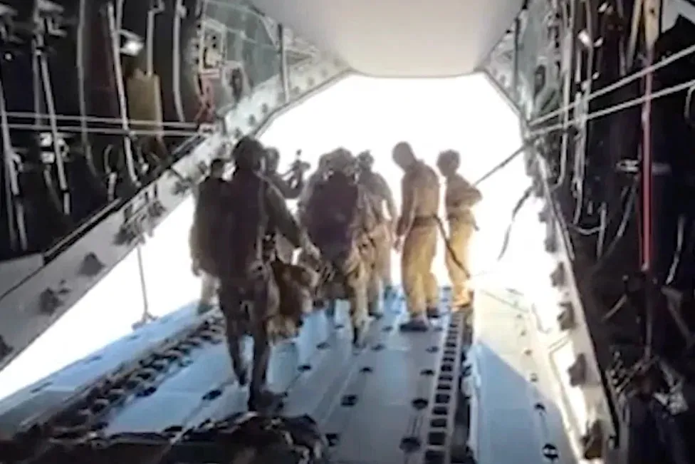 Militares britânicos fazem operação inédita após suspeita de hantavírus em ilha isolada no Atlântico