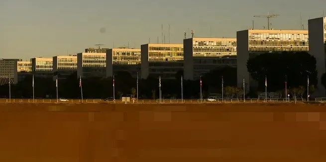 Ministérios da Defesa e Cidades lideram bloqueios no Orçamento de 2026
