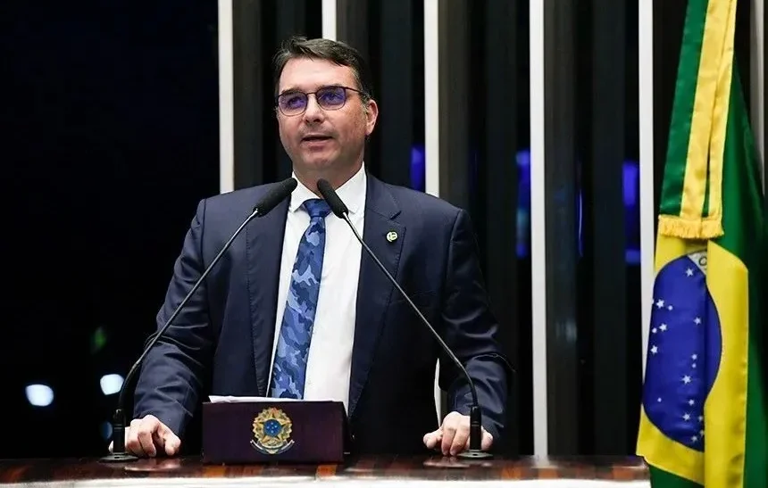 Moraes comete injustiças e ultrapassa limite do bom senso, diz Flávio