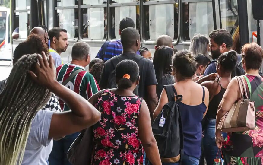Número de pessoas em busca de emprego há dois anos ou mais cai 21,7%