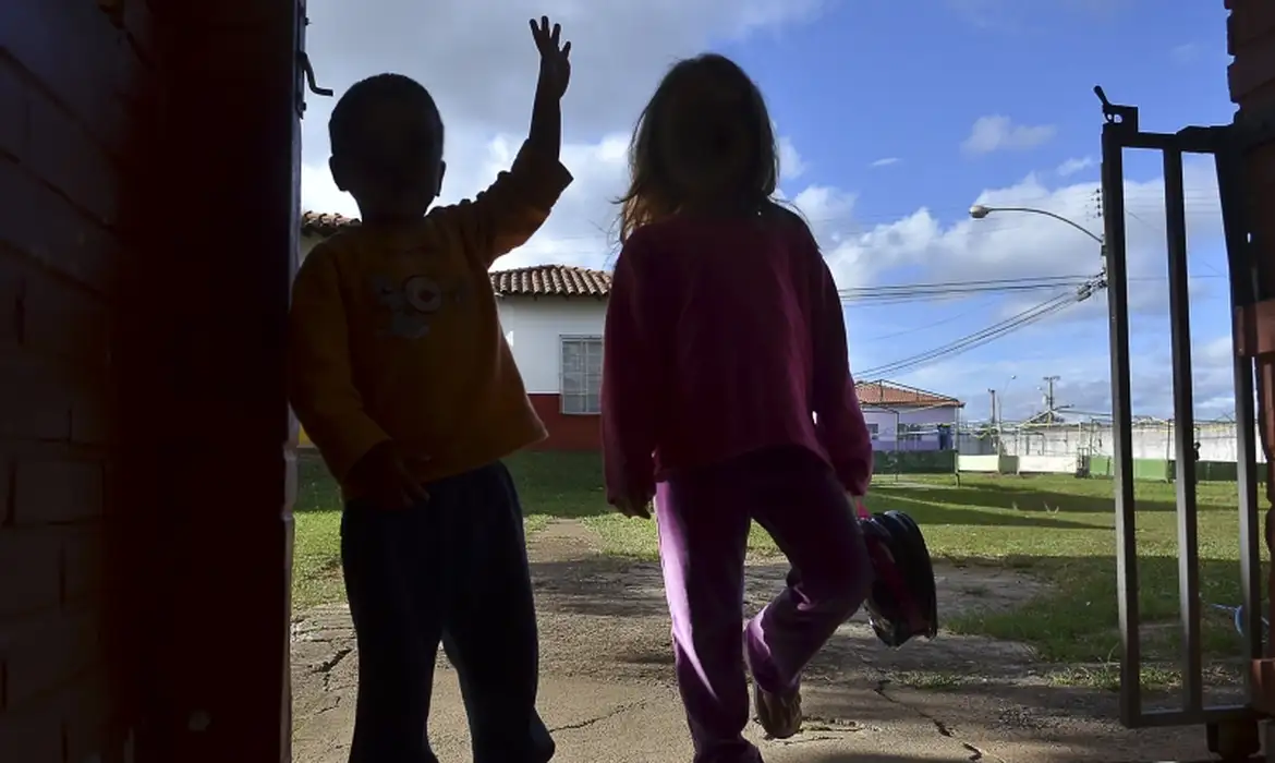 ‘O silêncio não protege as crianças. O silêncio só protege o abusador’, diz Janine Mello — Agência Gov