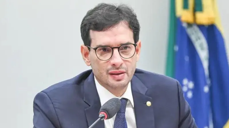 Oposição aposta em relatório de Léo Prates sobre fim da escala 6×1 e vê avanço de acordo na Câmara
