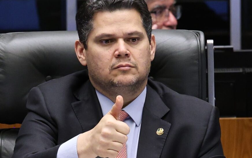 Alcolumbre destrava PEC do fim da 6×1 após conversas com Lula