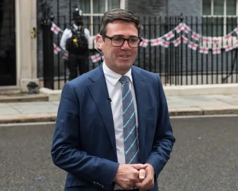 Andy Burnham desponta como favorito para suceder Keir Starmer no comando do Reino Unido
