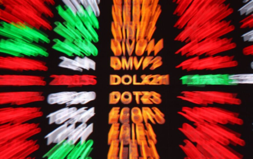 Bolsa sobe 1,16%, e dólar cai para R$ 5, apesar de medida dos EUA