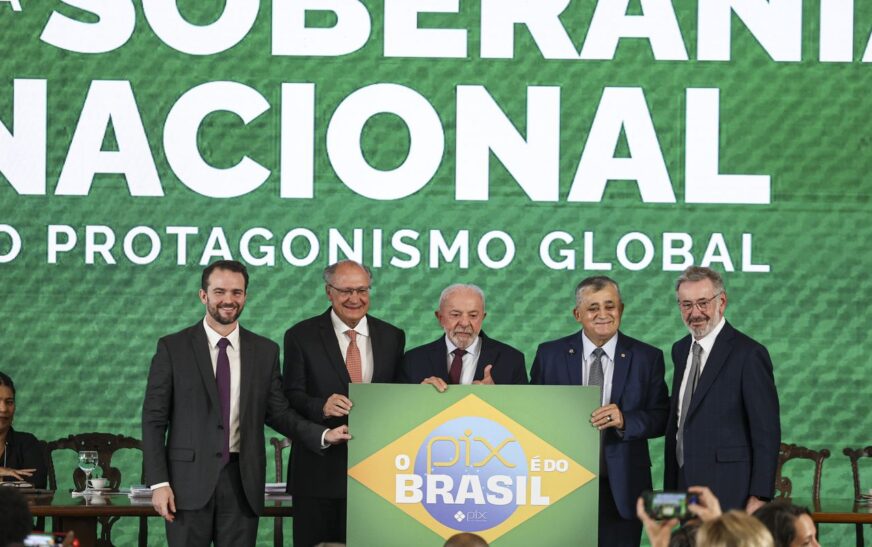 “Brasil não abaixa a cabeça”, diz Durigan ao defender soberania e Pix