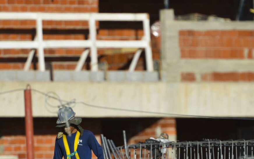 Construção empregou 2,5 milhões e pagou média de 2,1 salários mínimos
