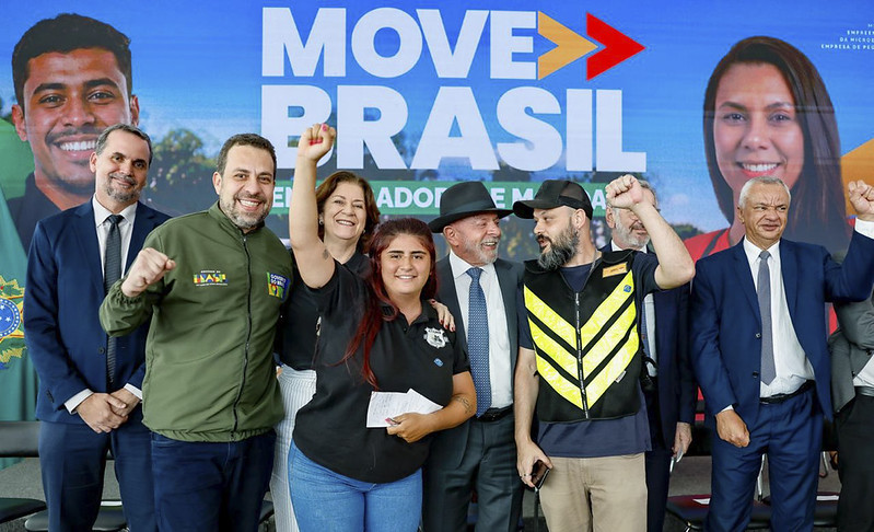 Crédito mais barato e simples ajuda a tirar entregadores por app da invisibilidade, diz Lula — Agência Gov