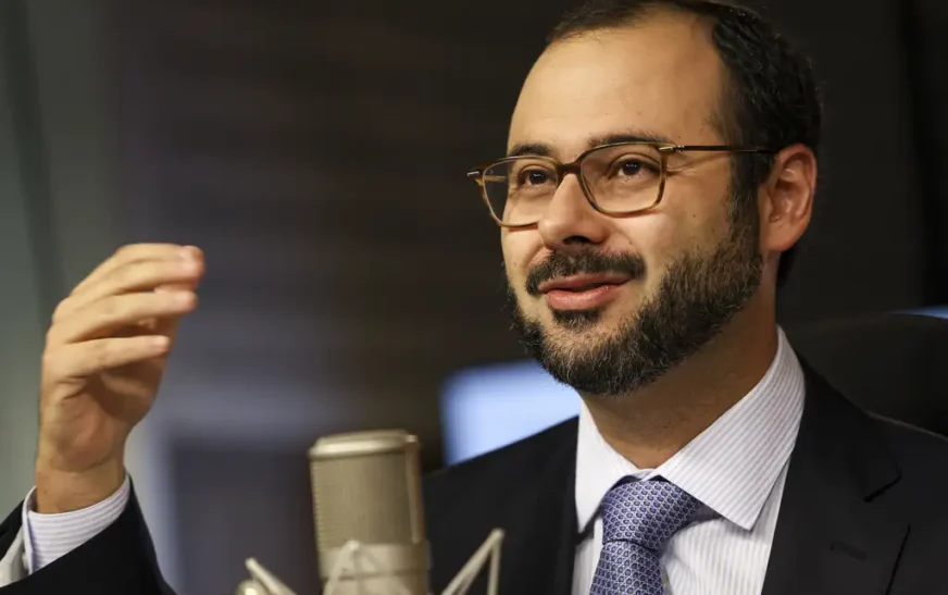 Fim da escala 6×1 e redução da jornada de trabalho são temas da entrevista na Voz do Brasil — Agência Gov