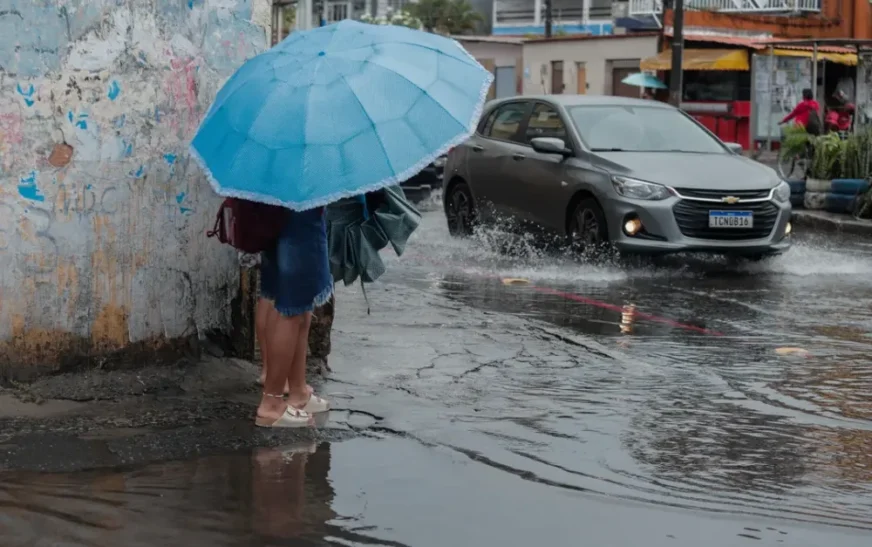 Frente fria chega a Salvador e traz alerta de chuva forte e queda de temperatura