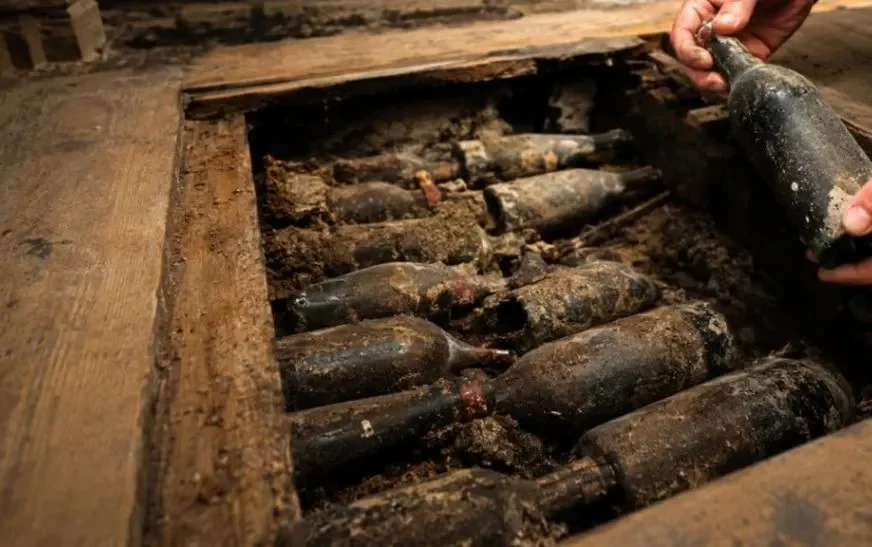 Garrafas de vinho do século XIX são encontradas sob piso de capela e intrigam especialistas