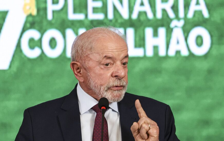 Governo estuda devolução de celular roubado nos Correios, diz Lula