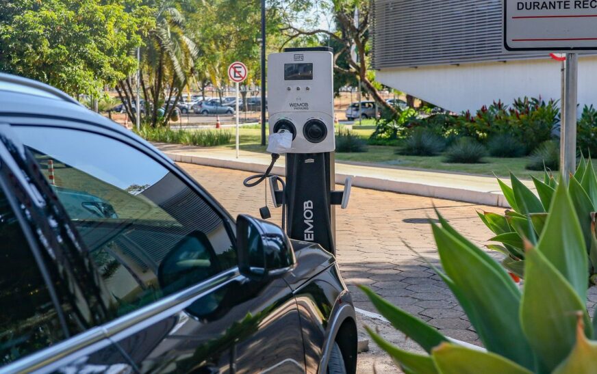 Governo mantém elevação de tarifas a carro elétrico e renova cota zero