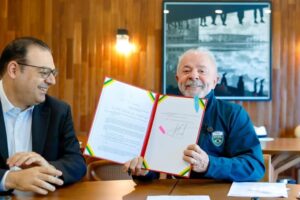 Lula sanciona Lei que moderniza a emissão da CNH e garante renovação automática a bons condutores — Agência Gov