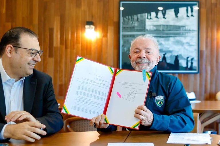 Lula sanciona Lei que moderniza a emissão da CNH e garante renovação automática a bons condutores — Agência Gov