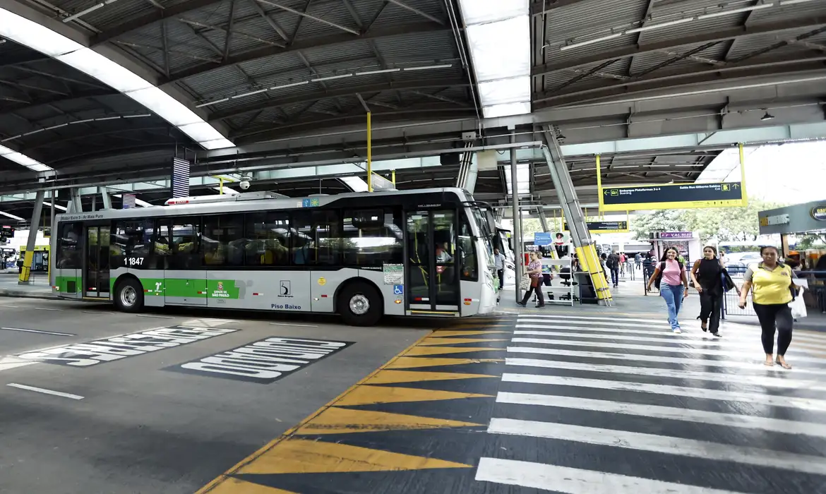 Lula sanciona novo marco legal do transporte público coletivo urbano. Confira o que muda — Agência Gov