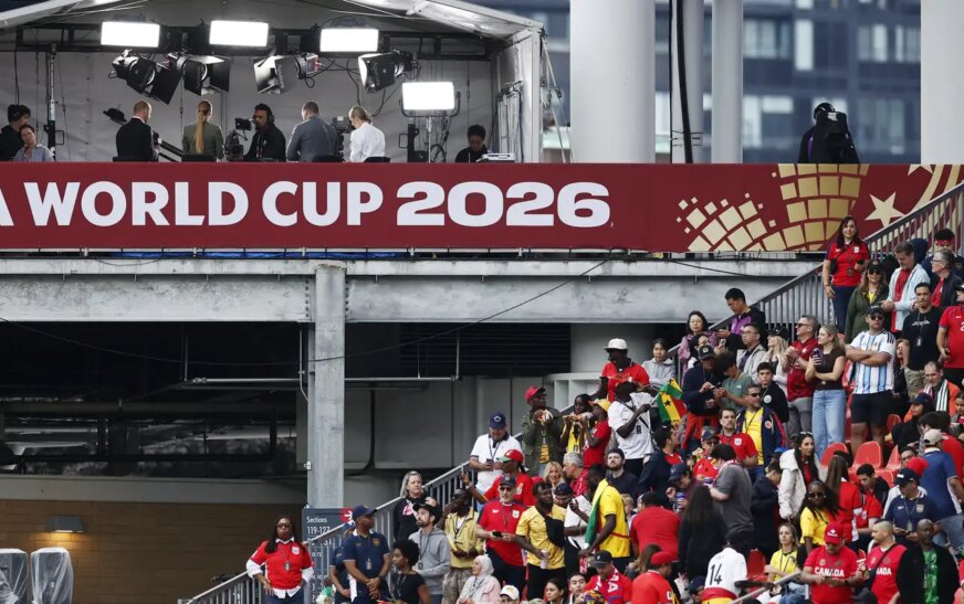 Paixão pelo futebol expõe população à publicidade de bets, alerta Idec
