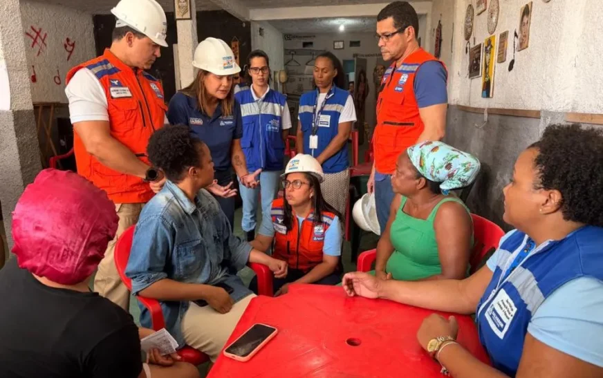 Vice-prefeita acompanha famílias em Pirajá após desabamento e reforça ação integrada da Prefeitura