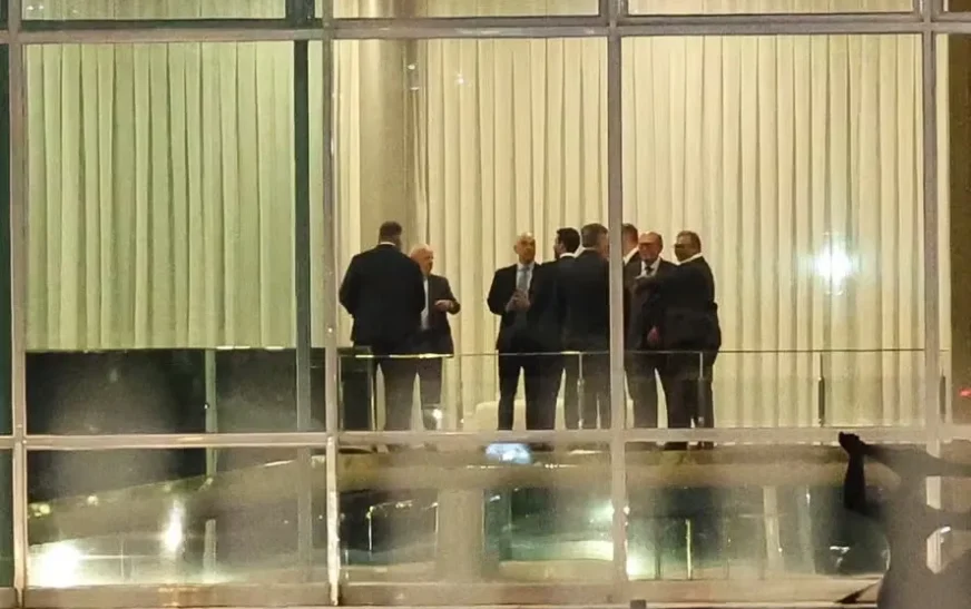 Defesa de Bolsonaro cobra posição do TSE sobre reuniões de Lula no Alvorada