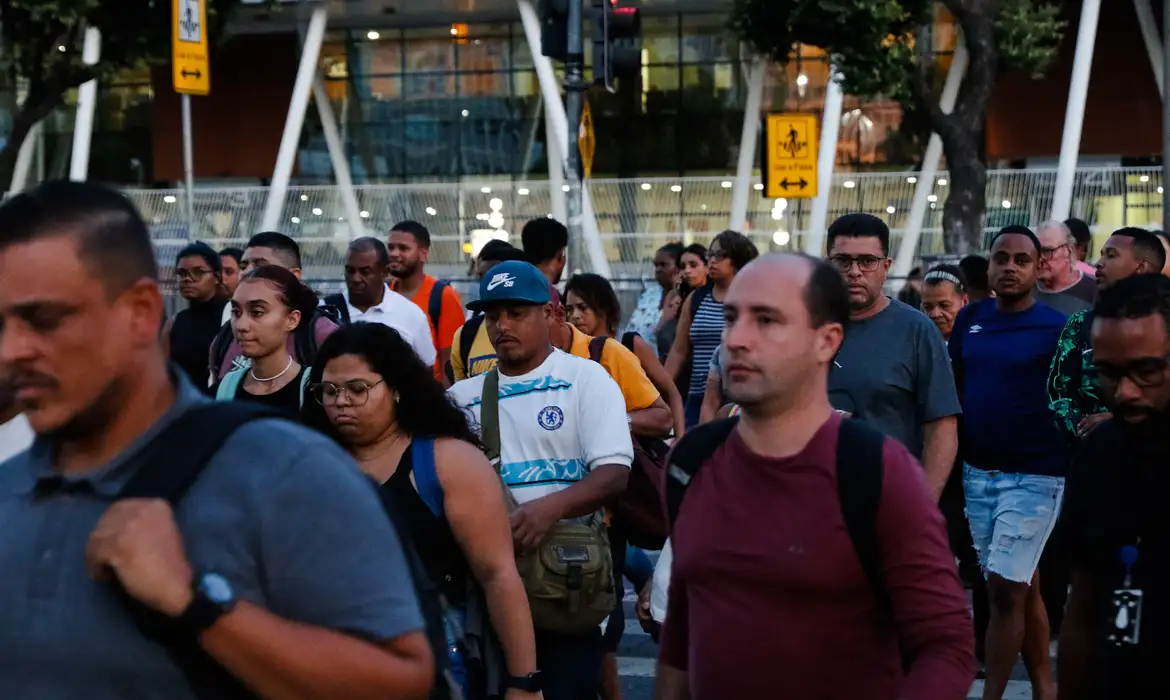 Desemprego cai e fica em 5,4% no trimestre encerrado em junho — Agência Gov