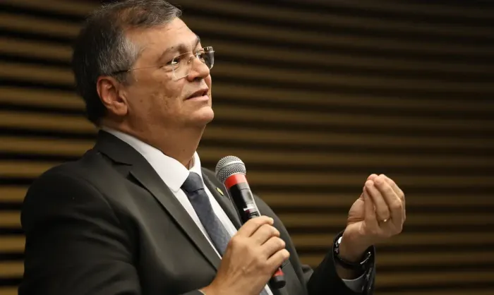 Dino envia à PF explicações de partidos sobre gestão de emendas Dino envia à PF explicações de partidos sobre gestão de emendas