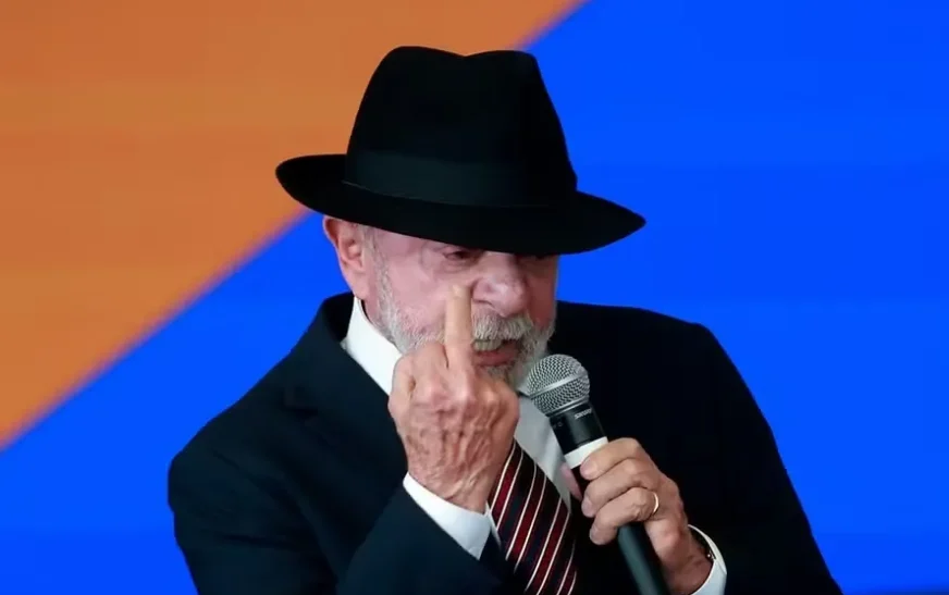 Em crise de compostura, Lula mostra o dedo do meio em palanque oficial