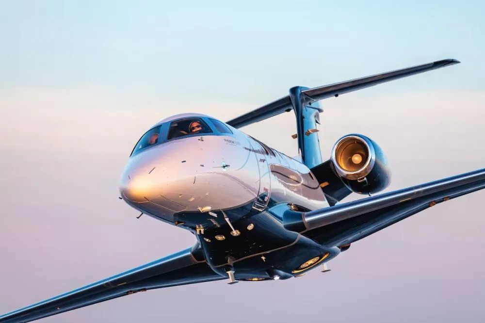 Embraer lança novo Phenom 300EV com pouso automático e entrega prevista para 2028