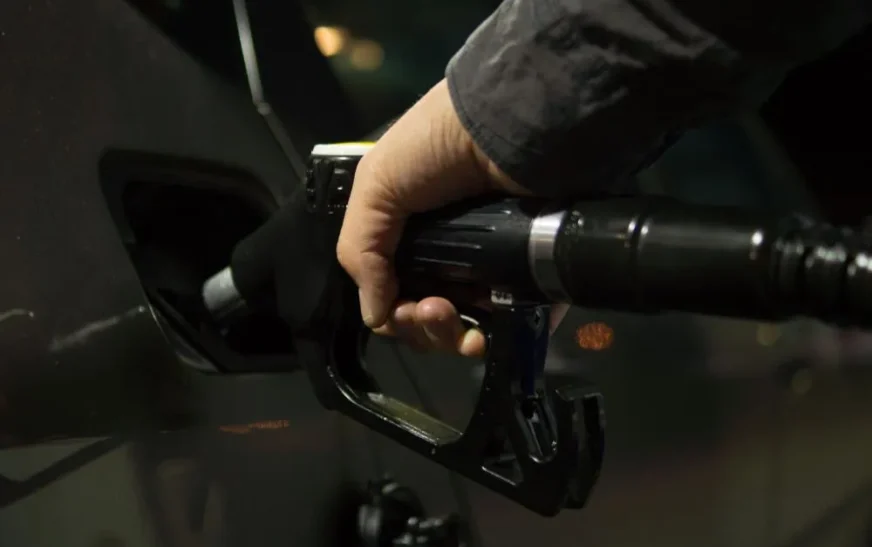Governo anuncia retirada de parte da subvenção ao diesel a partir de quarta; medida semelhante para gasolina deve ocorrer em breve