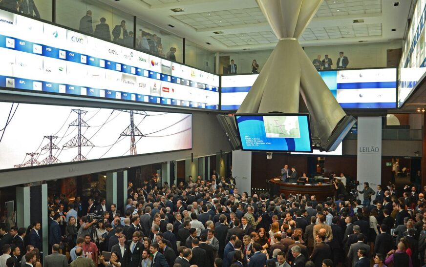 Ibovespa volta aos 174 mil pontos com aposta na Selic, e dólar cai