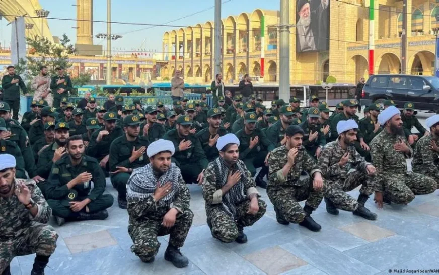 Irã transforma funeral de Khamenei em demonstração de poder