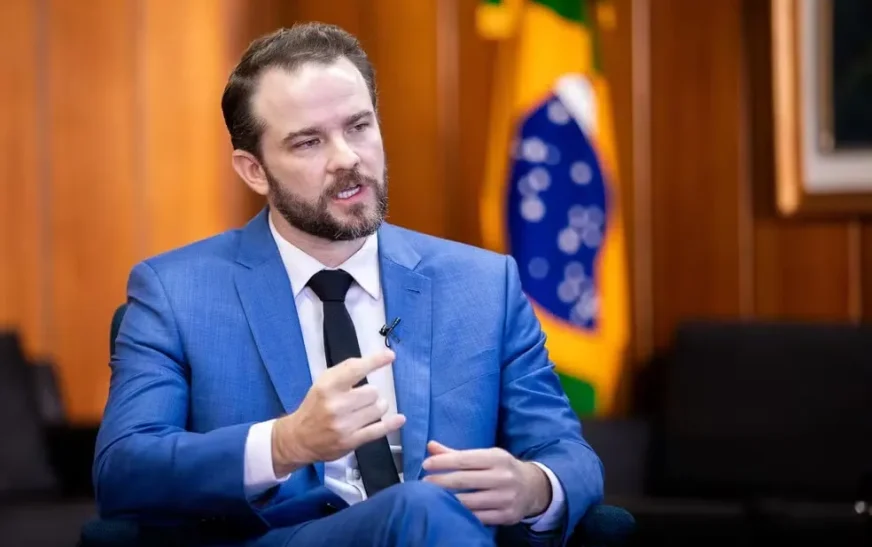 Ministro da Fazenda defende tributar mais os ricos