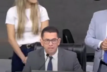 “Que se foda e o meu p** cresça”, diz durante sessão presidente de Câmara