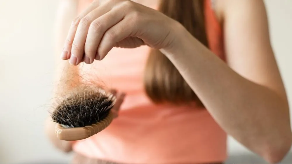 Queda de cabelo após emagrecimento rápido acende alerta para deficiências nutricionais