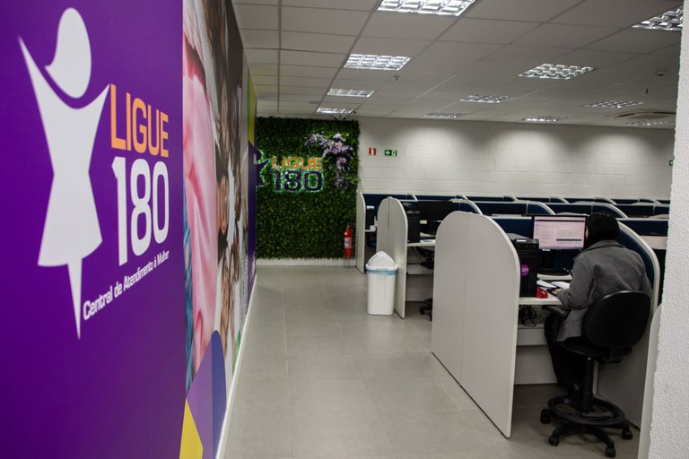 Senado aprova projeto sobre divulgação da Central de Atendimento à Mulher – Ligue 180 — Agência Gov