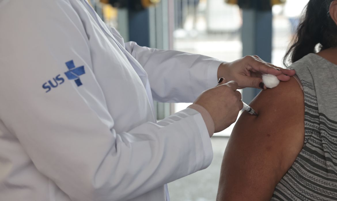 Vacinação de gestantes no SUS reduz à metade bronquiolite grave em bebês de até seis meses — Agência Gov