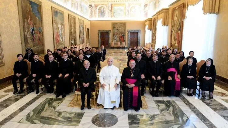 Vaticano excomunga seis bispos após desafiarem o papa Leão