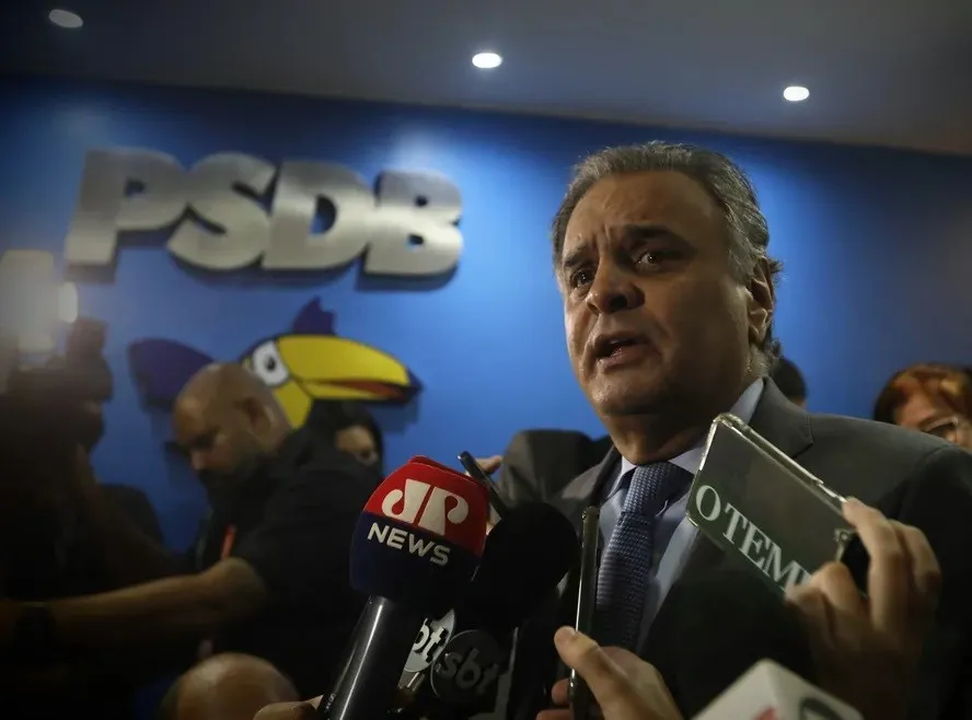 Aécio Neves avalia voltar atrás e disputar o Senado por Minas Gerais