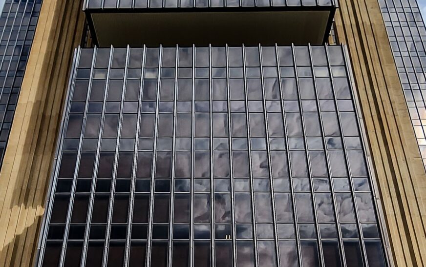 BC aponta desaceleração da inflação, mas mantém alerta sobre riscos