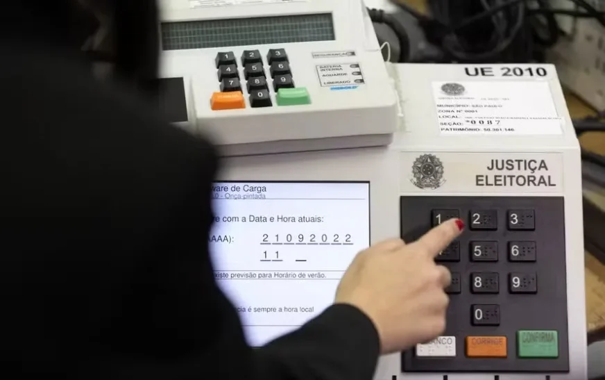 Dois últimos eleitores acompanham impressão do boletim de urna