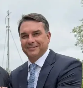 Flávio Bolsonaro avança e reduz vantagem de Lula no 1º e no 2º turno, aponta BTG/Nexus
