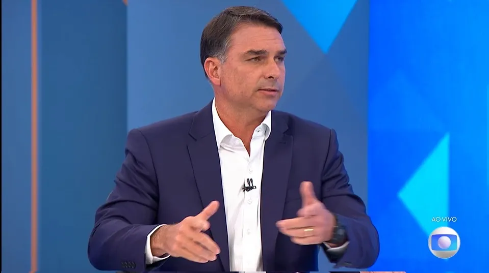Flávio Bolsonaro defende relação com Vorcaro e afirma que prestação de contas de filme foi feita