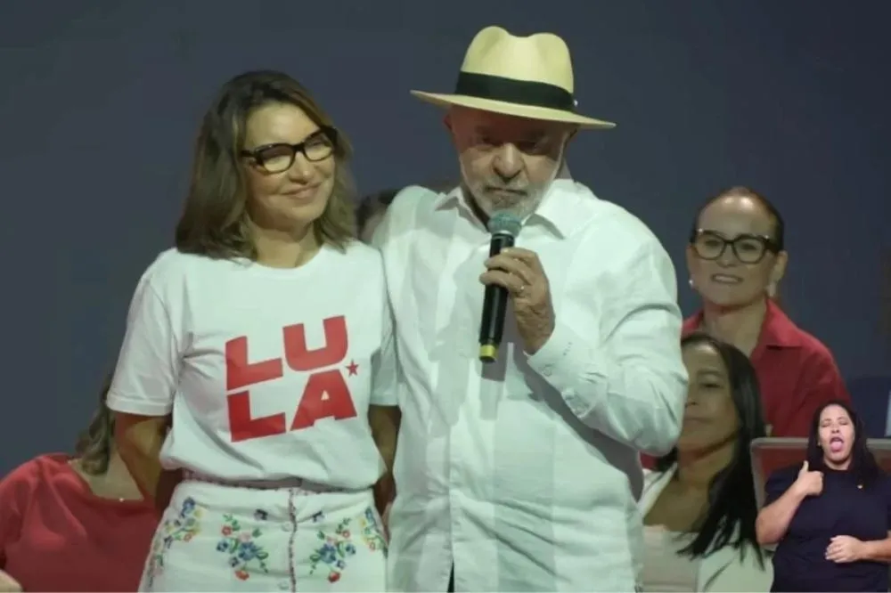 Lula confunde Janja com Marisa durante evento em BH e provoca climão no palco