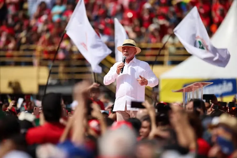 Lula inicia campanha com discurso de “peão”, segurança e acenos a mulheres e evangélicos