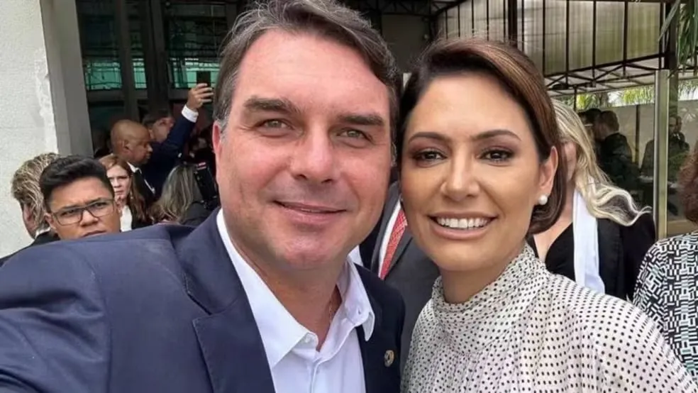 Michelle Bolsonaro pode ser anunciada como vice de Flávio Bolsonaro