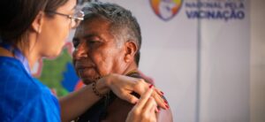 Nova fase da Operação Gota leva vacinas a comunidades indígenas na Amazônia — Agência Gov