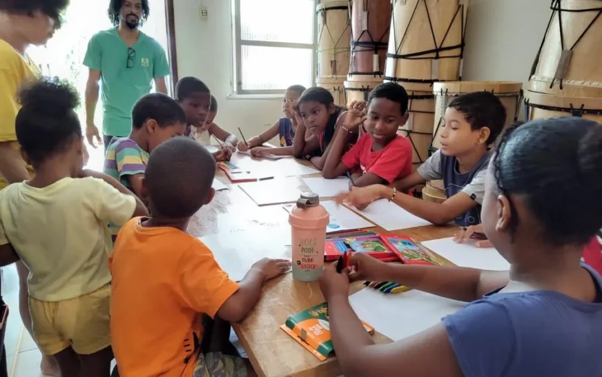 Oficinas gratuitas incentivam expressão artística de crianças e adolescentes no Engenho Velho da Federação
