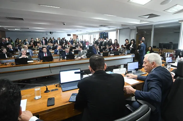 Pauta da CCJ reúne escala 6×1, segurança e regras de trânsito