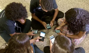 Plataformas acessadas por crianças e adolescentes precisam publicar relatório de transparência — Agência Gov