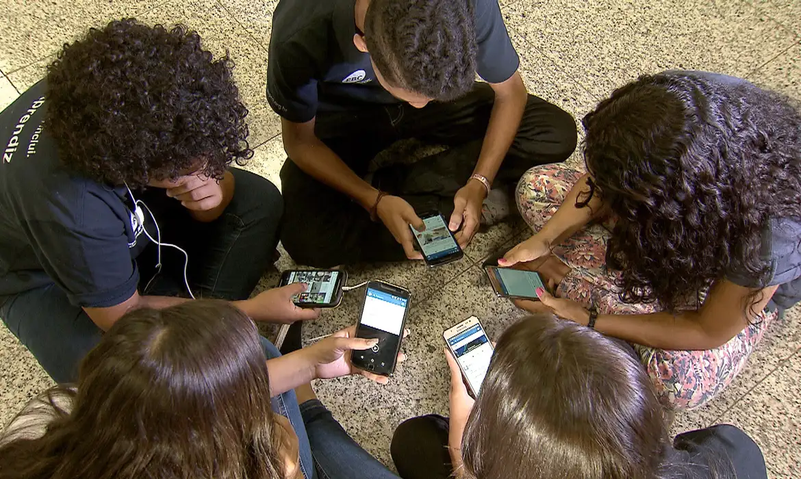 Plataformas acessadas por crianças e adolescentes precisam publicar relatório de transparência — Agência Gov