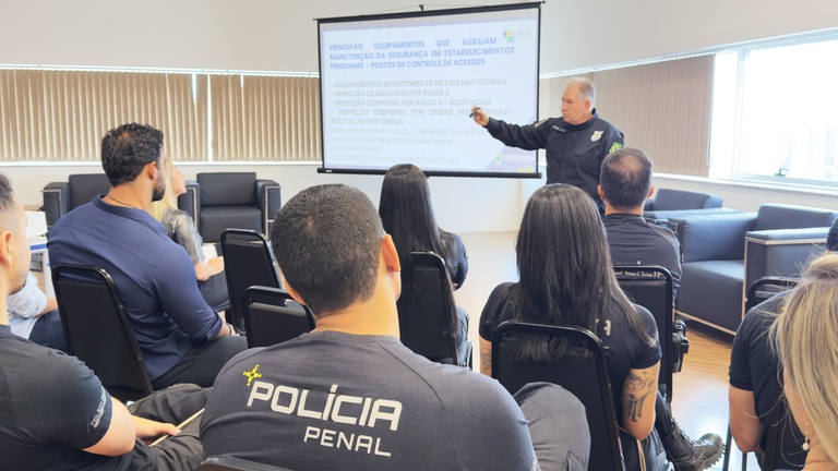 Policiais federais e estaduais se aprimoram no uso de scanner e IA para barrar objetos ilícitos em presídios — Agência Gov